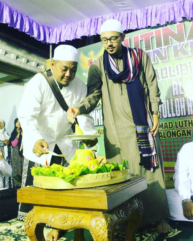 Sesi potong tumpeng peresmian nama oleh Habib Syarif Hidayatullah Al Husein dan Alm. Mbah Roni Hermawan